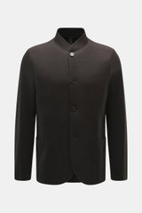 Harris Wharf London Jersey jacket dark brown shown from front, slim fit with standing collar, four buttons, patch pockets.

The elegant look of a smart-casual jacket meets the comfort of a sweat jacket – HARRIS WHARF LONDON has achieved this fusion of sty