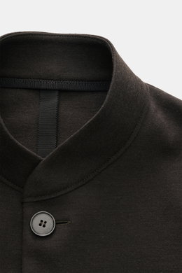 Close-up front view of Harris Wharf London Jersey jacket dark brown showing standing collar, four-button style, and soft virgin wool fabric. 

Description: The elegant look of a smart-casual jacket meets the comfort of a sweat jacket – HARRIS WHARF LONDON