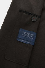 Harris Wharf London Jersey jacket dark brown close-up from the front showing button, patch pocket, and label in lightweight virgin wool fabric.  

<p>The elegant look of a smart-casual jacket meets the comfort of a sweat jacket – HARRIS WHARF LONDON has a