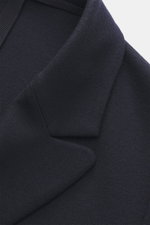 Close-up front angle of Harris Wharf London Jersey blazer navy showing the notched lapel in soft virgin wool jersey fabric.

<p>Stylish, classic, unsurpassed comfort: This elegant double-breasted blazer in an unconstructed design by HARRIS WHARF LONDON is