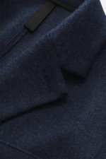 Nahaufnahme des Harris Wharf London Cashmere Sakko navy mit weichem Griff, fallendem Revers und Unconstructed Design, von oben fotografiert.