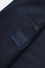 Nahaufnahme des Harris Wharf London Cashmere Sakko navy mit Weichheit, Knopf, Etikett und Unconstructed Design, Slim Fit und Loro Piana-Cashmere.