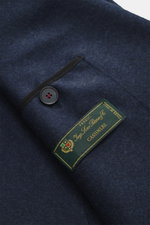 Nahaufnahme des Harris Wharf London Cashmere Sakko navy in softer Loro Piana-Cashmere-Qualität mit Knopf und Etikett, Detailansicht.