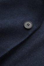 Harris Wharf London Cashmere Sakko navy in Nahaufnahme von vorne, weicher Griff, Slim Fit, zwei Knöpfe, fallendes Revers, Brust- und Hüfttaschen, Unconstructed Design, Loro Piana-Cashmere.