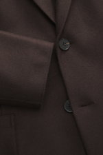 Close-up front view of Harris Wharf London Cashmere Blazer Dark Brown showing slim fit, two-button style, and soft Loro Piana cashmere texture.

Description: 
<p>A straightforward cut and soft Loro Piana cashmere are the components with which HARRIS WHARF