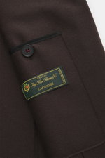 Close-up front view of the Harris Wharf London Cashmere Blazer Dark Brown showing a button and fabric label.

Description: 
<p>A straightforward cut and soft Loro Piana cashmere are the components with which HARRIS WHARF LONDON creates the perfect model f