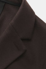 Close-up front-side view of Harris Wharf London Cashmere Blazer Dark Brown in soft Loro Piana cashmere with notched lapel.

<p>A straightforward cut and soft Loro Piana cashmere are the components with which HARRIS WHARF LONDON creates the perfect model f