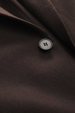 Close-up front view of Harris Wharf London Cashmere Blazer Dark Brown showing button and soft Loro Piana cashmere fabric texture.

Description:  
<p>A straightforward cut and soft Loro Piana cashmere are the components with which HARRIS WHARF LONDON creat