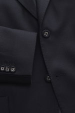 Officine Générale Sakko 'Michel' navy, Detailaufnahme von Twill-Wolle, schmaler Schnitt, fallendes Revers, Kissing Buttons aus Cord, Slim Fit, Zwei-Knopf-Stil.