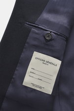 Nahaufnahme der Innenseite des Officine Générale Sakkos 'Michel' navy mit feinem Twill aus reiner Wolle, Kissing Buttons aus Cord und glänzendem Futterstoff.