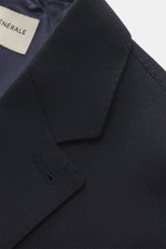 Officine Générale Sakko 'Michel' navy im Close-up aus schräger Perspektive, feinster Twill aus reiner Wolle, Slim Fit mit fallendem Revers.