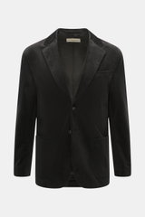 Officine Générale Cordsakko 'Michel' schwarz, frontal fotografiert, schmaler Schnitt, Baumwollcord, zwei Knöpfe, fallendes Revers, Brust- und Hüfttaschen.