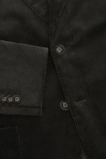 Officine Générale Cordsakko 'Michel' schwarz in Nahaufnahme von vorne, moderner schwarzer Baumwoll-Cord, Slim Fit, Knöpfe und Revers sichtbar.