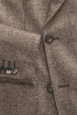 Nahaufnahme des Santaniello Sakko beige/braun meliert aus feiner Wolle mit Cashmere, slim fit, zweireihig, mit Knöpfen und markantem Webmuster, fotografiert aus leichter Vogelperspektive.