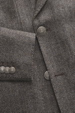 Nahaufnahme des Santaniello Sakkos dunkelbraun/taupe gemustert mit Fischgrat-Webmuster, Wappenknöpfen und weichem Woll-Cashmere-Mix.