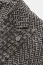 Santaniello Sakko dunkelbraun/taupe gemustert, Detailaufnahme von Fischgrat-Muster, Wappenknopf mit Kette, aus Wolle und Cashmere, weicher Griff.