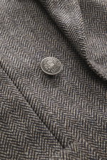 Nahaufnahme des Santaniello Sakko dunkelbraun/taupe gemustert mit markantem Fischgrat-Webmuster, Wappenknopf und weichem Woll-Cashmere-Mix.