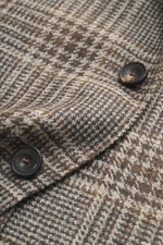 Close-up front-side view of Santaniello Beige/Brown Checked Blazer showing wool-cashmere fabric with Glencheck pattern and black buttons.

<p>Always well dressed: This elegant blazer by SANTANIELLO made of wool with cashmere and a classic check pattern re