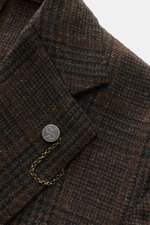 Santaniello Sakko dunkelbraun/dunkelgrün kariert, Detailaufnahme von Revers und Logo-Knopf aus reiner Wolle, weicher Griff, Slim Fit.