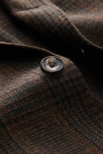 Nahaufnahme des Santaniello Sakko dunkelbraun/dunkelgrün kariert mit Knopf, reine Wolle, weicher Griff, Karo-Muster, Slim Fit, fallendes Revers.