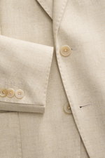 Nahaufnahme des Santaniello Sakko sand meliert aus reiner Wolle, Slim Fit mit tailliertem Zwei-Knopf-Stil, fallendem Revers und Kissing Buttons.