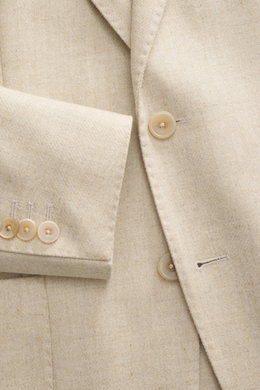 Nahaufnahme des Santaniello Sakko sand meliert aus reiner Wolle, Slim Fit mit tailliertem Zwei-Knopf-Stil, fallendem Revers und Kissing Buttons.