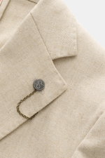 Santaniello Sakko sand meliert aus reiner Wolle, Slim Fit, tailliert mit fallendem Revers, Kissing Buttons, Detailaufnahme von Kragen und Knopf.