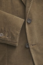 Close-up front and sleeve view of the Santaniello Cord Blazer khaki in soft cotton and cashmere corduroy, showing buttons and textured fabric.

<p>Always well dressed: This cord blazer by SANTANIELLO made of soft cotton with cashmere reliably accompanies 