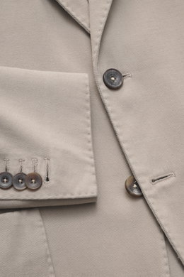 Close-up front detail of the Santaniello Taupe Blazer, showing buttons, notched lapel, and fabric texture from a top-down perspective.

<p>Modern tailoring for the transitional season: The blazer by SANTANIELLO complements numerous looks with its relaxed 
