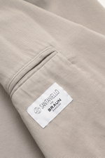 Close-up front view of the Santaniello Taupe Blazer showing cotton twill fabric, slim fit, patch hip pocket, and label.

<p>Modern tailoring for the transitional season: The blazer by SANTANIELLO complements numerous looks with its relaxed silhouette made