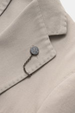 Santaniello Sakko taupe Nahaufnahme des fallenden Revers mit Label-Pin, weichem Baumwoll-Twill und Kissing Buttons, leichte elastische Qualität.