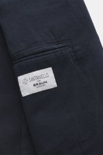 Nahaufnahme des Santaniello Sakko navy aus leicht elastischem Baumwoll-Twill, Fokus auf Innenetikett und Brusttasche, seitliche Perspektive.