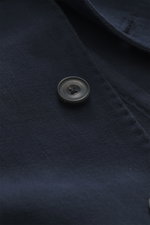 Nahaufnahme des Santaniello Sakko navy aus leicht elastischem Baumwoll-Twill mit weichem Griff, Knopf und fallendem Revers, Slim Fit.