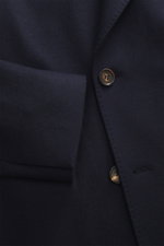 Close-up front view of the Doppiaa Blazer 'Aanversa' navy, slim fit, jersey made of wool and cashmere, double-breasted two-button style, notch lapel, classic breast pocket, patch hip pockets, sleeve cuffs with button, rear side vents, half lined, two inne