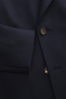 Close-up front view of the Doppiaa Blazer 'Aanversa' navy, slim fit, jersey made of wool and cashmere, double-breasted two-button style, notch lapel, classic breast pocket, patch hip pockets, sleeve cuffs with button, rear side vents, half lined, two inne