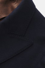 Close-up front angle of the Doppiaa Blazer 'Aanversa' navy, a slim fit, double-breasted two-button jersey made of wool and cashmere, featuring notch lapel, classic breast pocket, patch hip pockets, sleeve cuffs with button, rear side vents, half lined wit