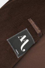 Nahaufnahme des halb gefütterten Doppiaa Samtsakko 'Aaneto' dunkelbraun aus reiner Baumwolle, weicher Griff, Slim Fit, vier-Knopf-Leiste, variabler Kragen, aufgesetzte Hüfttaschen, Ärmel mit verdecktem Knopf, rückwärtige Seitenschlitze, zwei Innentaschen,
