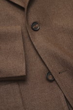 Nahaufnahme des Doppiaa Sakko 'Aaneto' braun meliert, Frontansicht auf Slim Fit Sakko mit Vier-Knopf-Leiste, weichem Griff, Mix aus Schurwolle und Seide, variablem Kragen, aufgesetzten Hüfttaschen, Ärmelabschlüssen mit verdecktem Knopf, rückwärtigen Seite