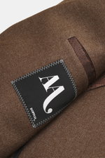 Nahaufnahme des Doppiaa Sakko 'Aaneto' braun meliert von innen mit Label, halb gefüttert, Mix aus Schurwolle und Seide, weicher Griff.