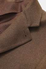 Nahaufnahme des Doppiaa Sakko 'Aaneto' braun meliert, Perspektive auf den variablen Kragen und das gemusterte Innenfutter, Mix aus Schurwolle und Seide, weicher Griff, Slim Fit, Vier-Knopf-Leiste, aufgesetzte Hüfttaschen, Ärmel mit verdecktem Knopf, rückw