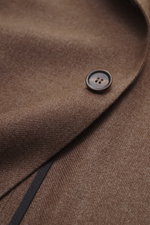 Doppiaa Sakko 'Aaneto' braun meliert, Detailaufnahme Knopf und Stoff, Mix aus Schurwolle und Seide, weicher Griff, Slim Fit, Vier-Knopf-Leiste, variabler Kragen, aufgesetzte Hüfttaschen, Ärmelabschlüsse mit verdecktem Knopf, rückwärtige Seitenschlitze, ha