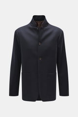 Doppiaa Sakko 'Aaneto' navy frontal fotografiert, reine Schurwolle, weicher Griff, Slim Fit, Vier-Knopf-Leiste, variabler Kragen, aufgesetzte Hüfttaschen, Ärmel mit verdecktem Knopf, rückwärtige Seitenschlitze, halb gefüttert, zwei Innentaschen.