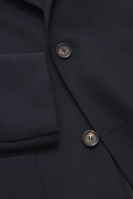 Nahaufnahme des Doppiaa Sakko 'Aaneto' navy von schräg oben, reine Schurwolle, weicher Griff, Slim Fit, Vier-Knopf-Leiste, variabler Kragen, aufgesetzte Hüfttaschen, Ärmelabschlüsse mit verdecktem Knopf, rückwärtige Seitenschlitze, halb gefüttert, zwei In