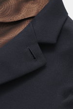 Nahaufnahme aus schräger Perspektive des variablen Kragens vom Doppiaa Sakko 'Aaneto' navy aus reiner Schurwolle mit weichem Griff, Slim Fit, Vier-Knopf-Leiste, aufgesetzten Hüfttaschen, Ärmelabschlüssen mit verdecktem Knopf, rückwärtigen Seitenschlitzen,