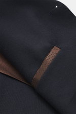 Nahaufnahme des Doppiaa Sakko 'Aaneto' navy von oben, reine Schurwolle, weicher Griff, Slim Fit, Vier-Knopf-Leiste, variabler Kragen, aufgesetzte Hüfttaschen, Ärmelabschlüsse mit verdecktem Knopf, rückwärtige Seitenschlitze, halb gefüttert, zwei Innentasc