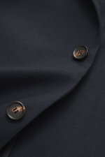 Nahaufnahme des Doppiaa Sakko 'Aaneto' navy von schräg oben, reine Schurwolle, weicher Griff, Slim Fit, Vier-Knopf-Leiste, variabler Kragen, aufgesetzte Hüfttaschen, Ärmel mit verdecktem Knopf, rückwärtige Seitenschlitze, halb gefüttert, zwei Innentaschen