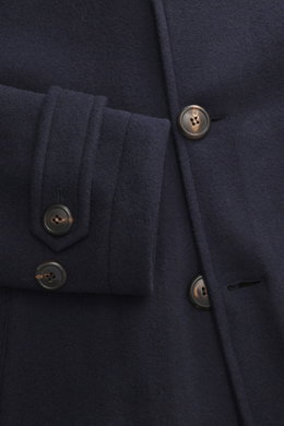 Close-up front view of the navy Doppiaa Jacket 'Aarneis' showing doubleface jersey fabric, five-button placket, turn-down collar, sleeve cuffs with button tab, and slanted welt pockets, made of cashmere, virgin wool, and microfiber with a very soft feel, 