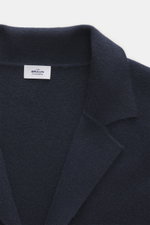 Close-up top view of the collar and label of the von Braun Cashmere knit blazer navy, showcasing its pure cashmere, fine knit, and soft touch. Half jacket, half cardigan: the unlined VON BRAUN knitted blazer in pure cashmere combines the structure of clas