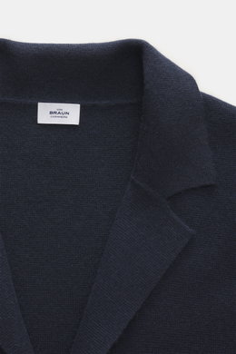 Close-up top view of the collar and label of the von Braun Cashmere knit blazer navy, showcasing its pure cashmere, fine knit, and soft touch. Half jacket, half cardigan: the unlined VON BRAUN knitted blazer in pure cashmere combines the structure of clas