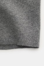 Close-up front view of von Braun Cashmere knit blazer grey showing fine knit texture in pure cashmere, slim fit, two-button style, patch hip pockets, very soft touch. Half jacket, half cardigan: the unlined VON BRAUN knitted blazer in pure cashmere combin